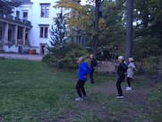 Menschen bei Qigong Übungen im Freien